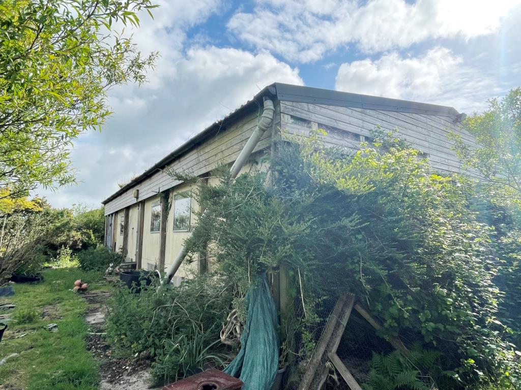 Lot: 27 - FREEHOLD LAND WITH LAKE AND OUTBUILDINGS -